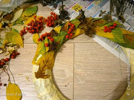 Στεφάνι φθινοπωρινά φύλλα με τα χέρια τους: master class με βίντεο