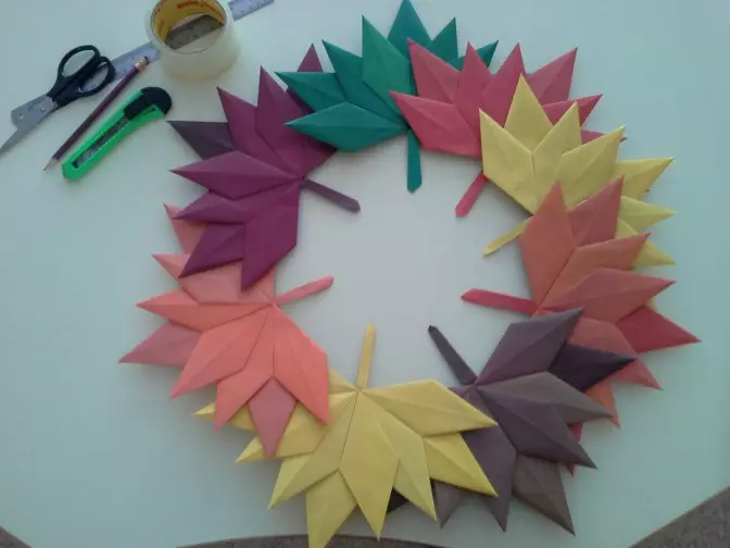 Corona delle foglie autunnali con le loro stesse mani: Master Class con il video