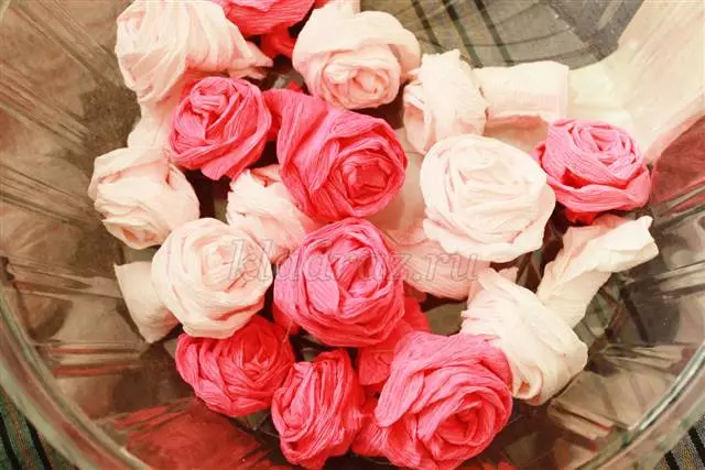 कसरी आफ्नै हातले न्यामिसनबाट गुलाब बनाउने: फोटो र भिडियोको साथ मास्टर कक्षा