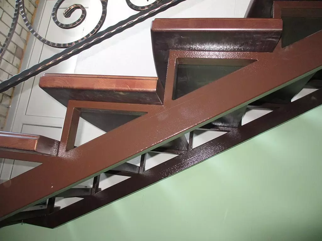 Escadaria no quadro de metal