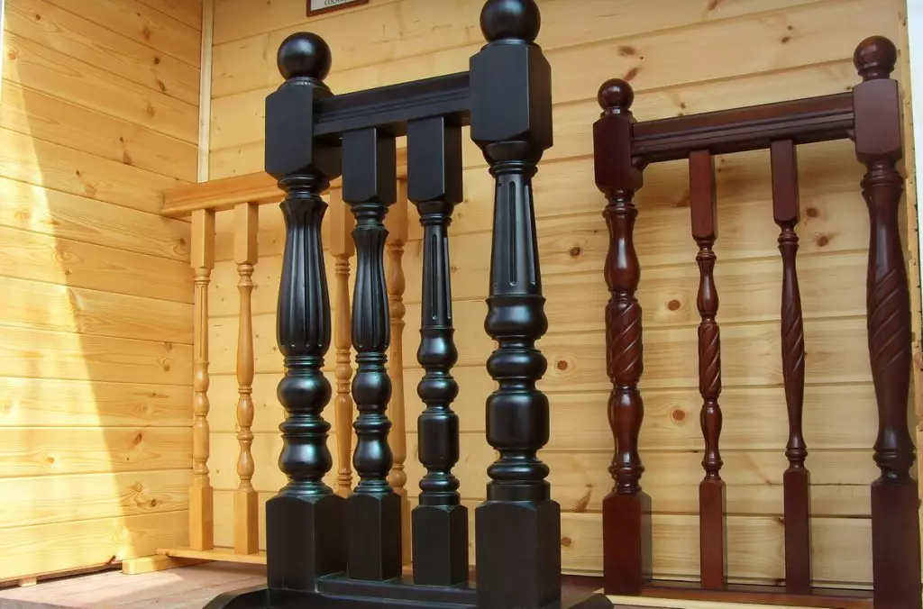 Pilihan pagar kayu untuk tangga