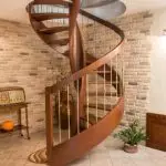 Jak vytvořit schodiště ve druhém patře v chatě: výpočet parametrů a instalace (+80 fotografie)