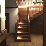 Opções principais para iluminação de escadas nos critérios da casa e da seleção (+58 fotos)