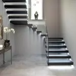 Options principales pour l'éclairage des escaliers dans la maison et les critères de sélection (+58 photos)