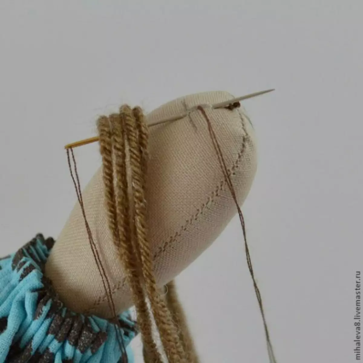 Haare für Puppen aus Satinband und Wolle: Meisterklasse mit Video