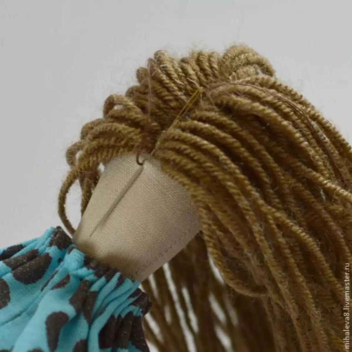 Cheveux pour poupées du ruban de satin et de la laine: classe de maître avec vidéo