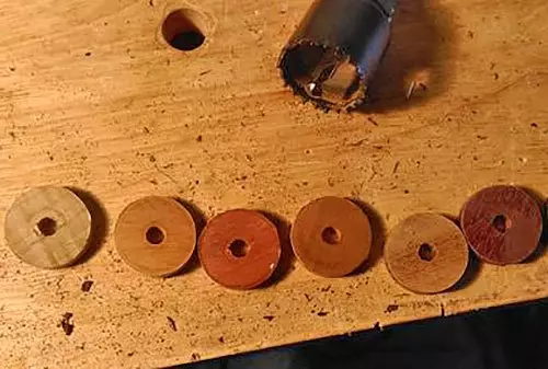 كيفية صنع حلقة خشبية على إصبع بأيديك