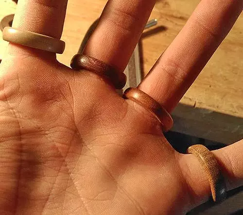 Como facer un anel de madeira no dedo coas túas propias mans