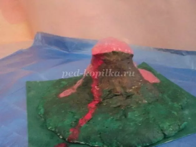 Volcano melakukannya sendiri dari Soda dan Cuka dengan video dan foto