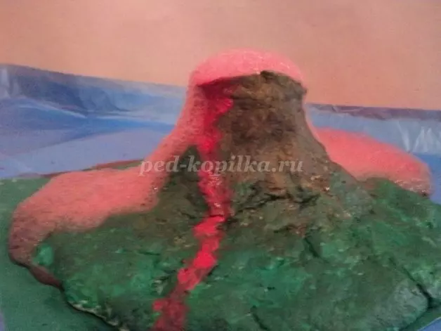 Gunung berapi dhewe saka soda lan cuka karo video lan foto