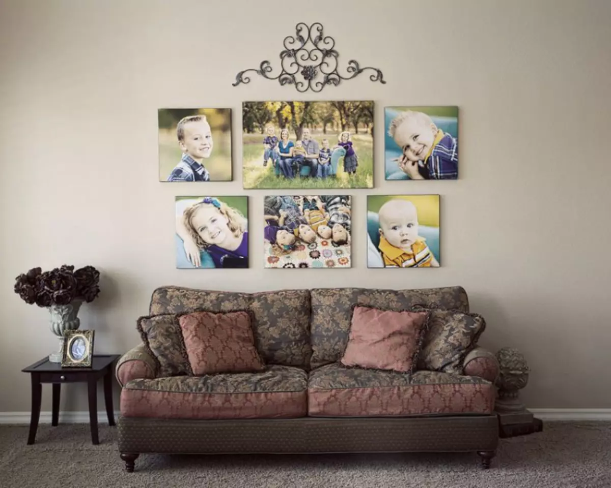 семья фото на стене