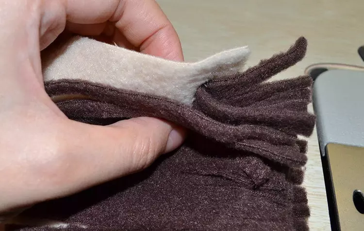 Fluffy pute fra fleece med egne hender