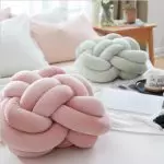 如何用自己的手制作装饰枕头：有趣的想法[大师课程]
