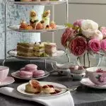 テーブルを茶に覆う方法：適切な設定とお祝いデザイン| +64写真