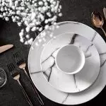 Servimos uma mesa com gosto: seleção de pratos, aparelhos e acessórios [sets elegantes]