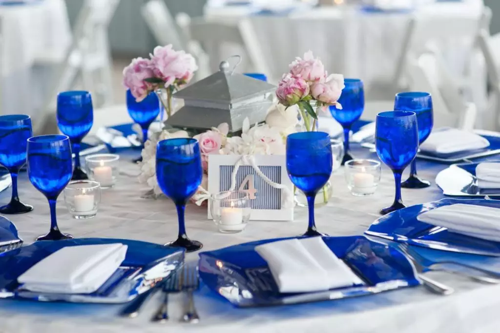 青と白の色のテーブルの設定