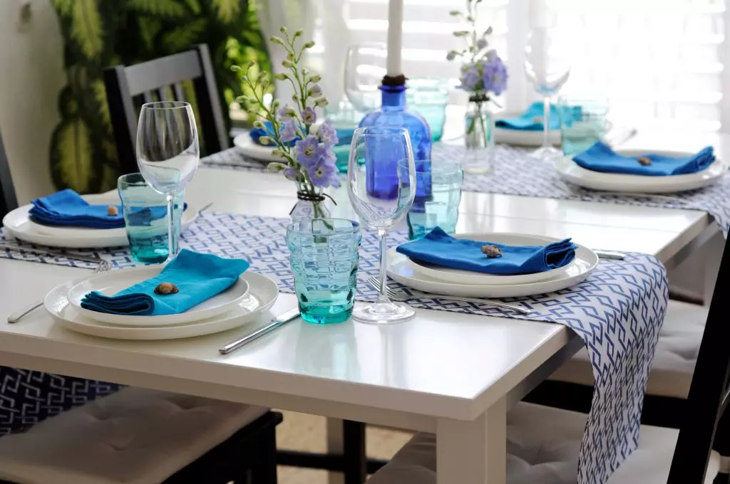 青と青のトーンのテーブル設定