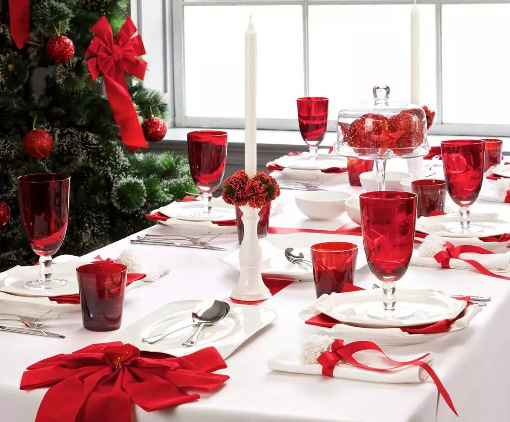 赤と白の色のテーブルの設定