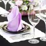 Hovedreglene for å betjene bordet: utvalg og plassering av retter, hvitevarer, servietter