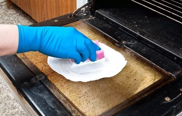 Peralatan yang selamat untuk pembersihan kaca di dalam ketuhar