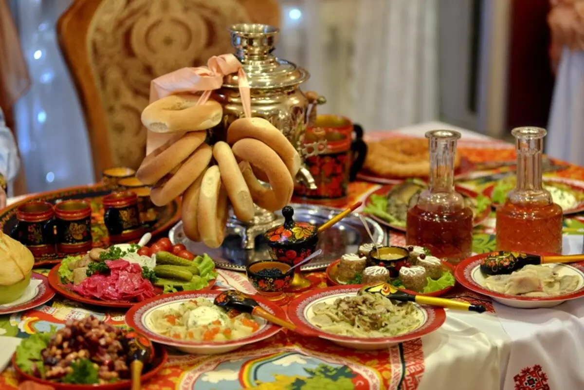 ロシアの民俗スタイルのテーブル設定
