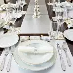 Les principales règles pour servir la table: Sélection et emplacement des plats, des appareils électroménagers, des serviettes de table