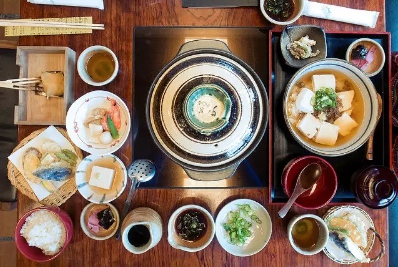 Јапонски стил маса служи