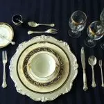 Hovedreglene for å betjene bordet: utvalg og plassering av retter, hvitevarer, servietter