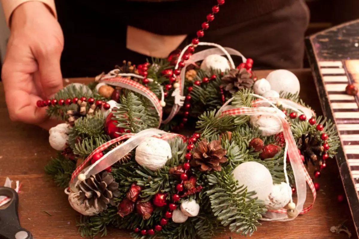 Sådan laver du en julekrans med dine egne hænder: Step-by-Step Master Class med Foto
