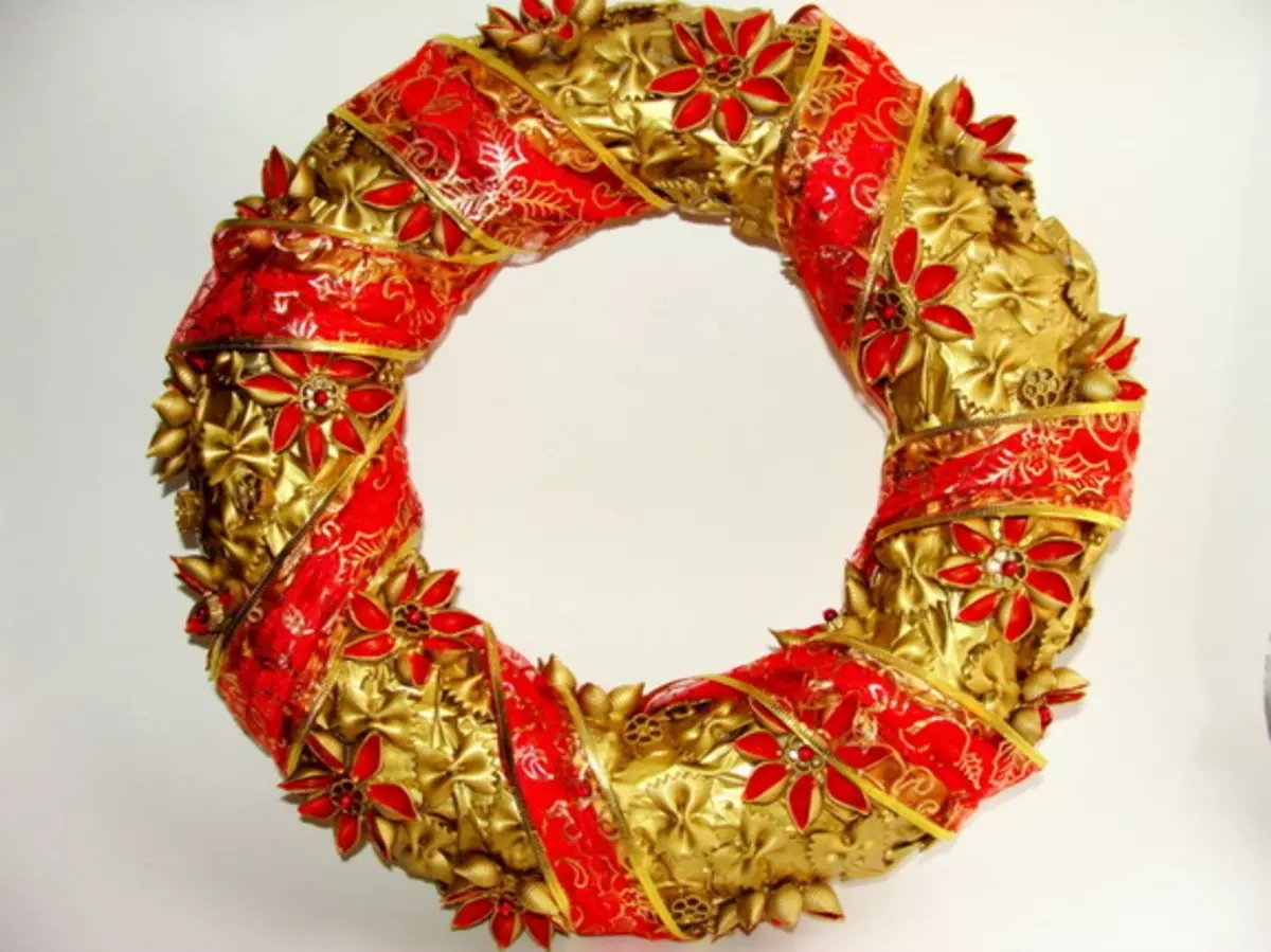 Giunsa paghimo ang usa ka wreath sa Pasko sa imong kaugalingon nga mga kamot: Step-by-Lakang Master Class nga adunay litrato