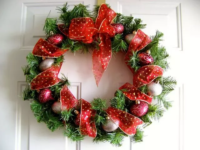 ວິທີການເຮັດ wreath ວັນຄຣິດສະມາດດ້ວຍມືຂອງທ່ານເອງ: ຫ້ອງຮຽນແມ່ບົດໂດຍຂັ້ນຕອນໂດຍຂັ້ນຕອນກັບຮູບ