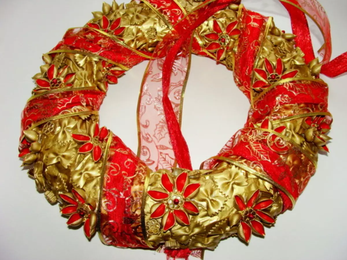 Comment faire une couronne de Noël avec vos propres mains: classe de maître étape par étape avec photo