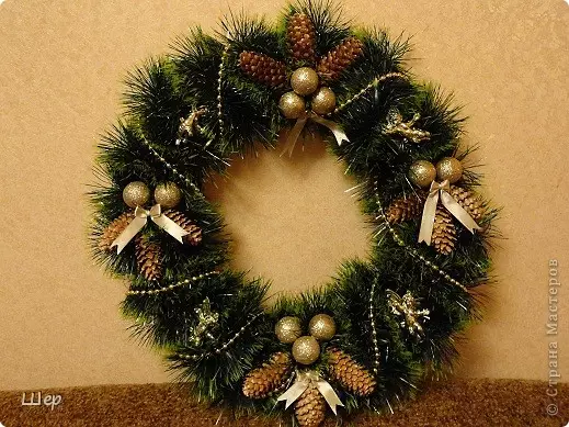 How to make a Christmas wreath with your own hands: step-by-step master class with photo