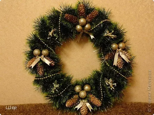 Comment faire une couronne de Noël avec vos propres mains: classe de maître étape par étape avec photo