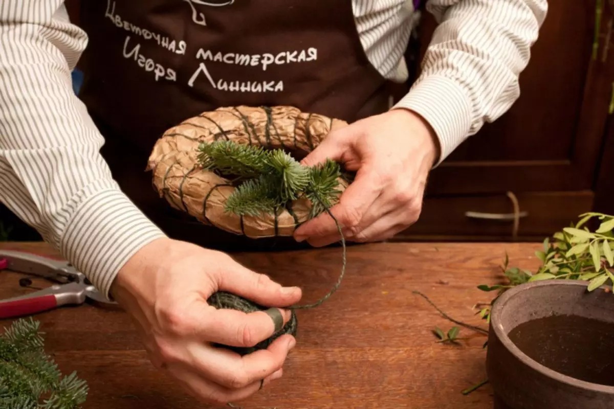 Maitiro ekuita yekrisimasi wreath nemaoko ako pachako: nhanho-ne-nhanho master kirasi ine mufananidzo