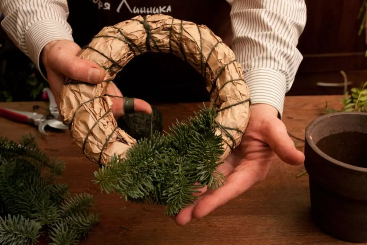 あなた自身の手でクリスマスの花輪を作る方法：写真とステップバイステップのマスタークラス