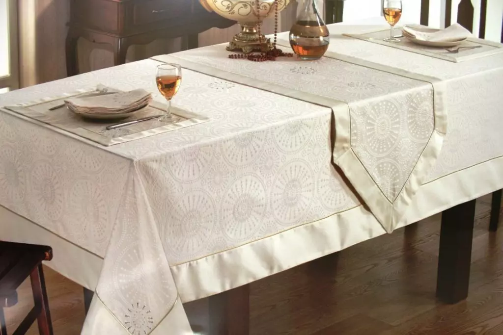Tafeldoek op die tafel
