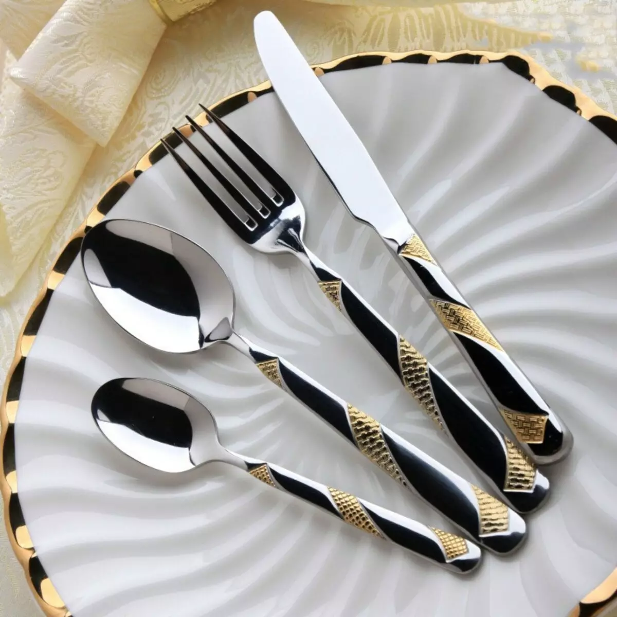 Cutlery xweşik li ser maseyê