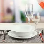 Главните правила за служење на табелата: избор и локација на јадења, апарати, салфетки