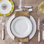 Главните правила за служење на табелата: избор и локација на јадења, апарати, салфетки