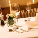 De vigtigste regler for servering af bordet: udvælgelse og placering af retter, apparater, servietter