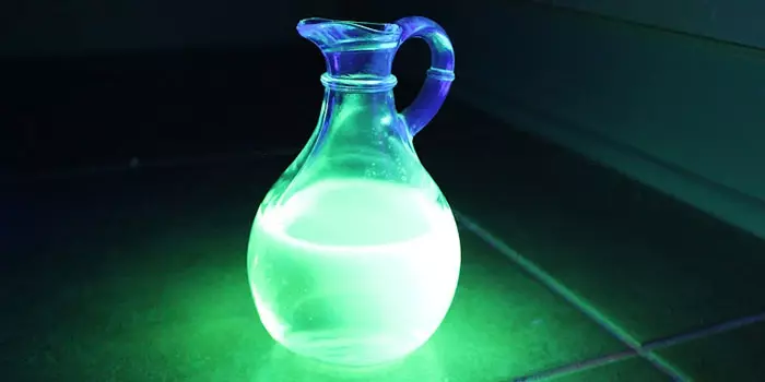 Cách tạo một chất lỏng phát sáng từ các quỹ đại học tại nhà