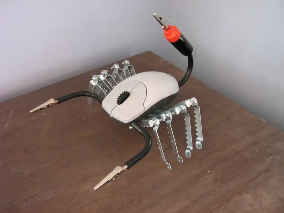 Scorpio mula sa isang computer mouse.
