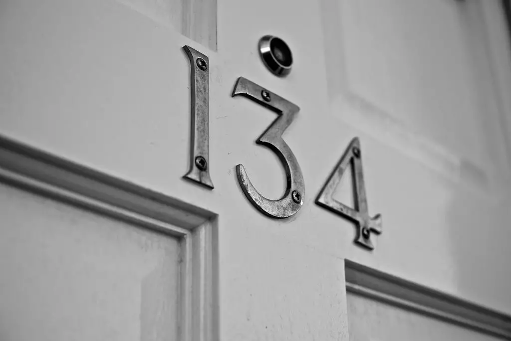 Apartment number at the entrance door: types of products and attachment methods (+45 photos)