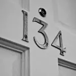 Číslo bytu pri vstupných dverách: Typy výrobkov a spôsobov pripojenia (+45 fotografií)