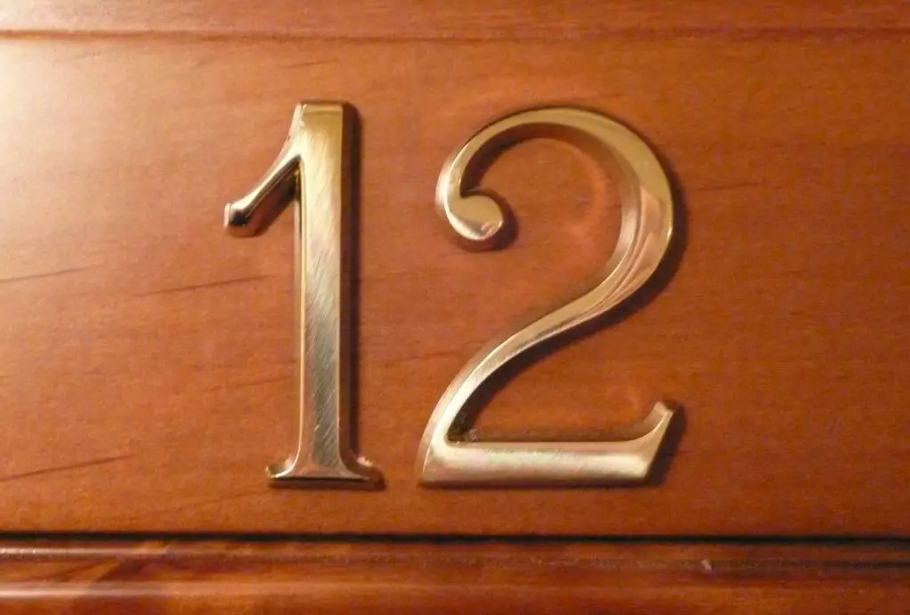Lägenhet nummer vid ingångsdörren: typer av produkter och bilagor (+45 bilder)