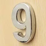 Numri i apartamenteve në derën e hyrjes: Llojet e produkteve dhe metodave të bashkëngjitjes (+45 foto)