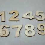 ಪ್ರವೇಶ ದ್ವಾರದಲ್ಲಿ ಅಪಾರ್ಟ್ಮೆಂಟ್ ಸಂಖ್ಯೆ: ಉತ್ಪನ್ನಗಳ ಮತ್ತು ಲಗತ್ತು ವಿಧಾನಗಳು (+45 ಫೋಟೋಗಳು)