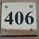 Číslo bytu u vstupních dveří: typy produktů a upevňovacích metod (+45 fotky)