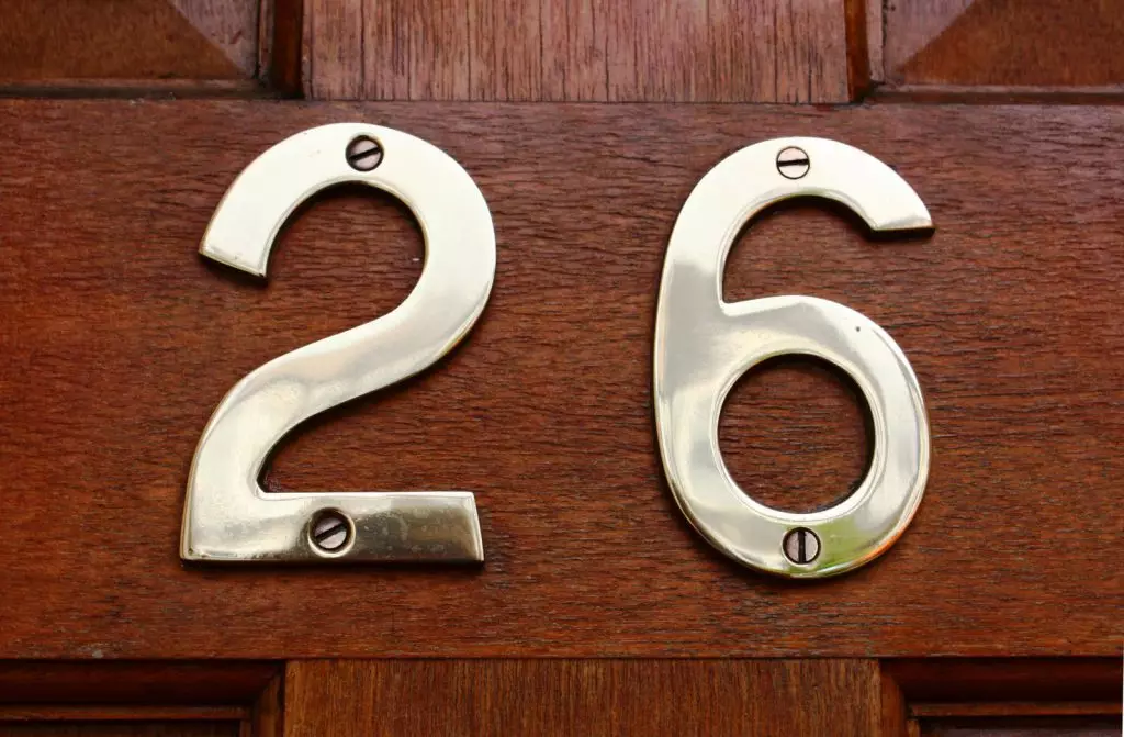 Nummer op roestvrijstalen deuren